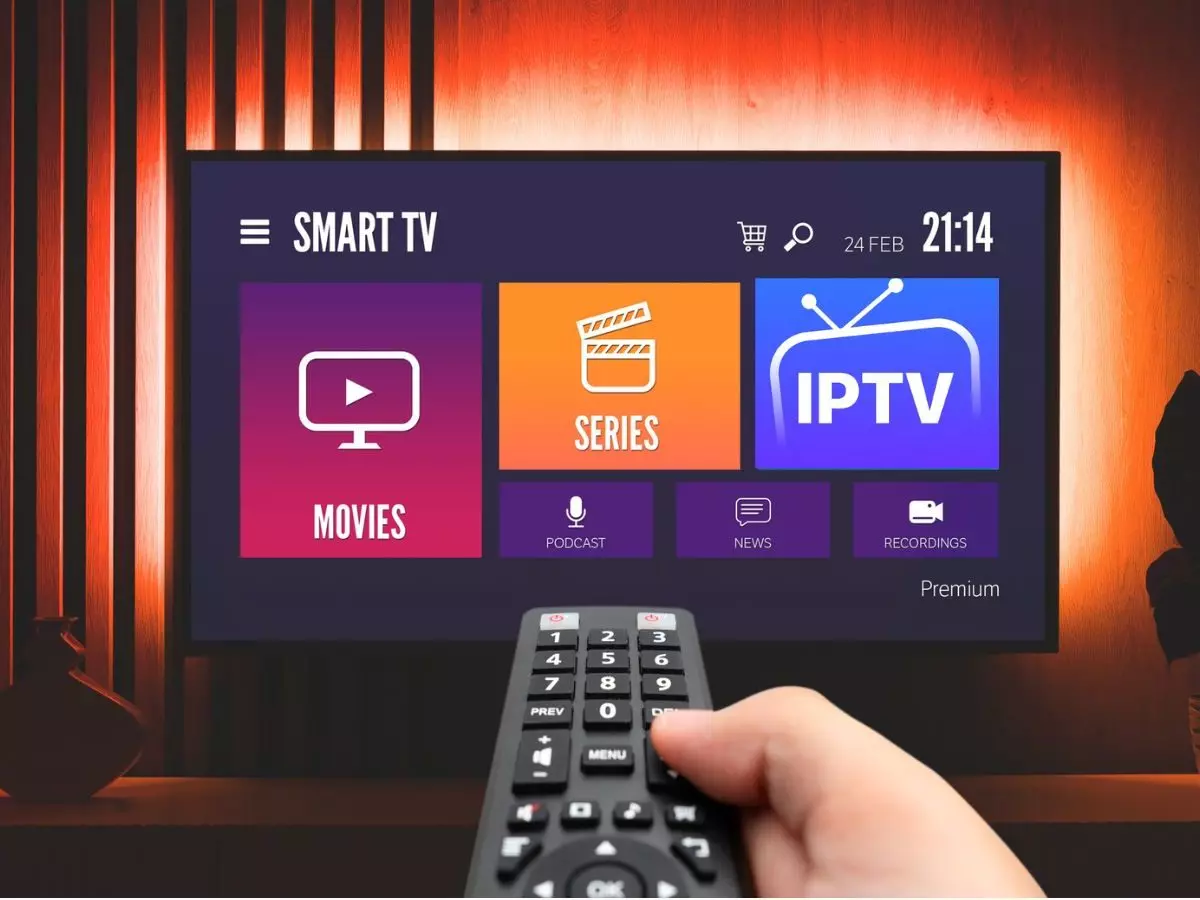 Pessoa apontando o controle remoto para o menu de aplicativos de uma Smart TV