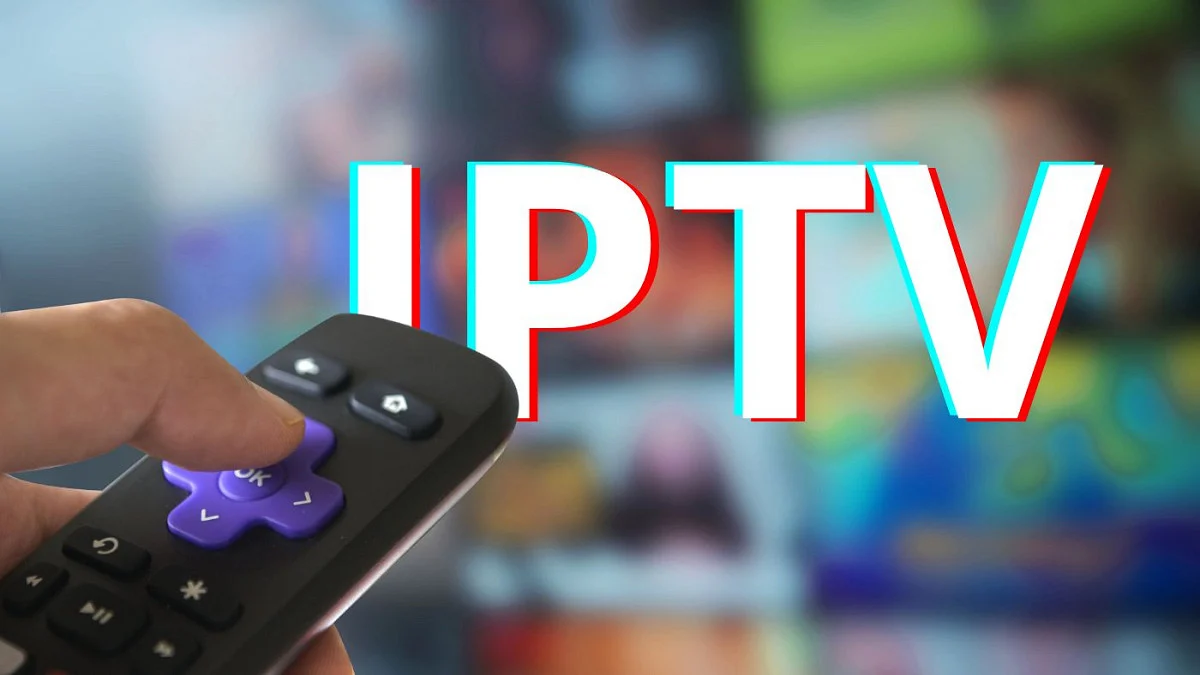 Mão segurando um controle remoto em frente à sigla IPTV